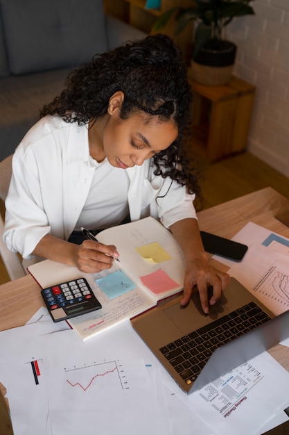 Foto donna del colpo medio che lavora come economista