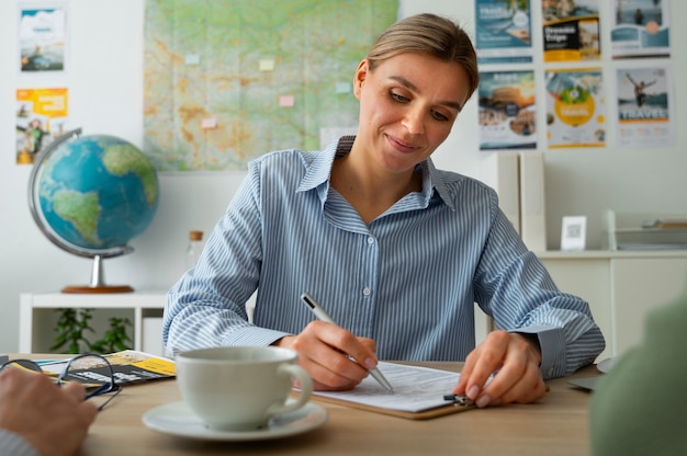 Donna del colpo medio che lavora come agente di viaggio