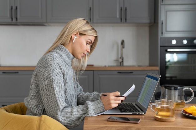 Photo medium shot woman working from home