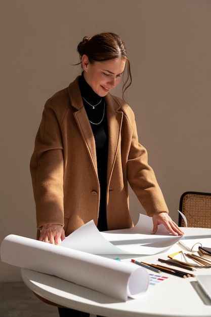 Photo medium shot woman working on interior design project