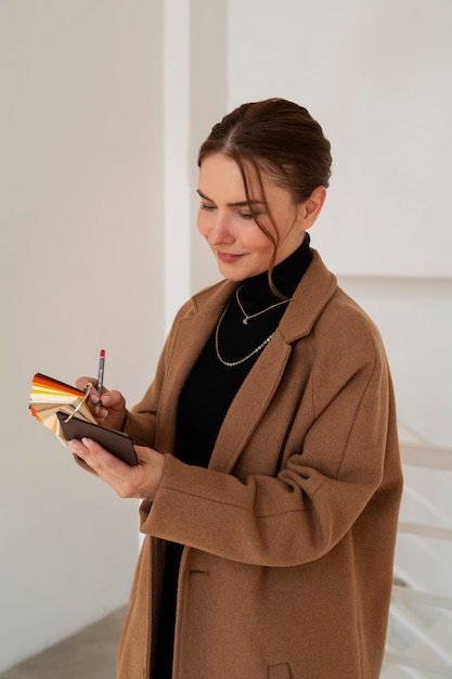 Photo medium shot woman working on interior design project