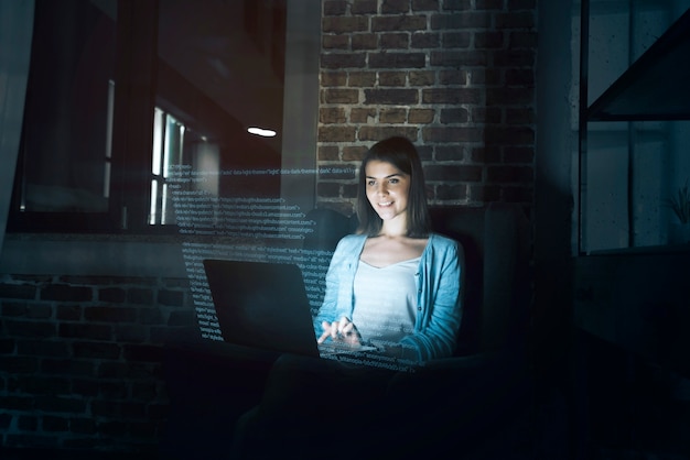 Foto colpo medio donna che lavora al computer portatile