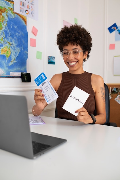 Photo medium shot woman working in  travel agency