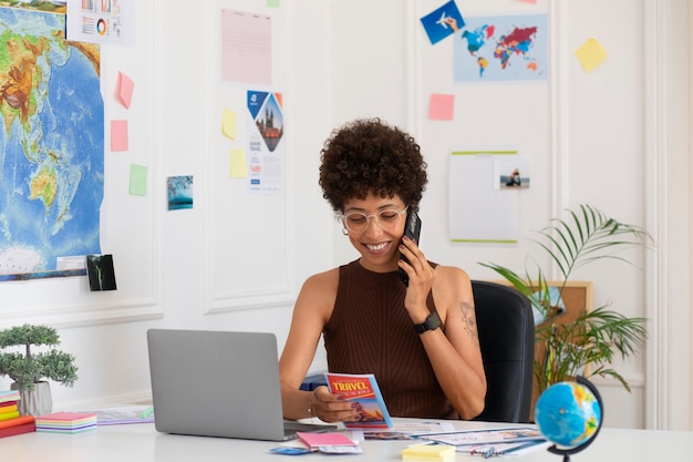 Photo medium shot woman working in  travel agency