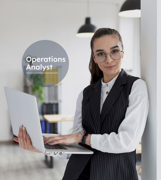 Photo medium shot woman working with laptop