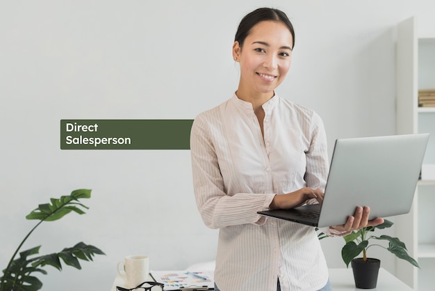 Photo medium shot woman working with laptop