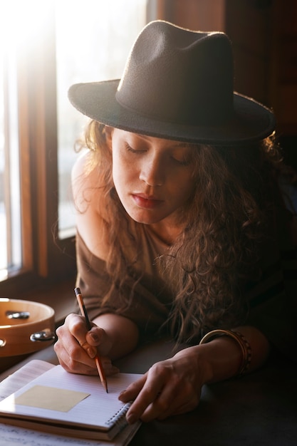 写真 音楽を書く中等身長の女性