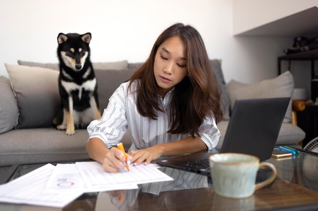 写真 メモを書くミディアムショットの女性