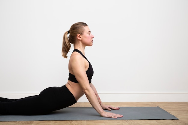 Photo medium shot woman on yoga mat