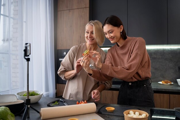 Foto donne del colpo medio che cucinano insieme