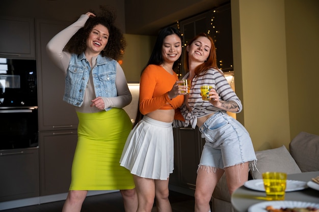 Photo medium shot women having fun at party