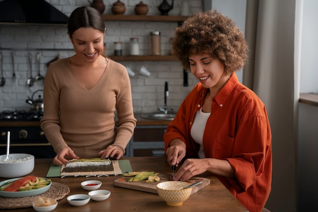 Photo medium shot women learning to make sushi