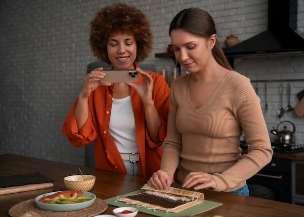 Medium shot women learning to make sushi