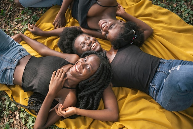 Photo medium  shot women posing together