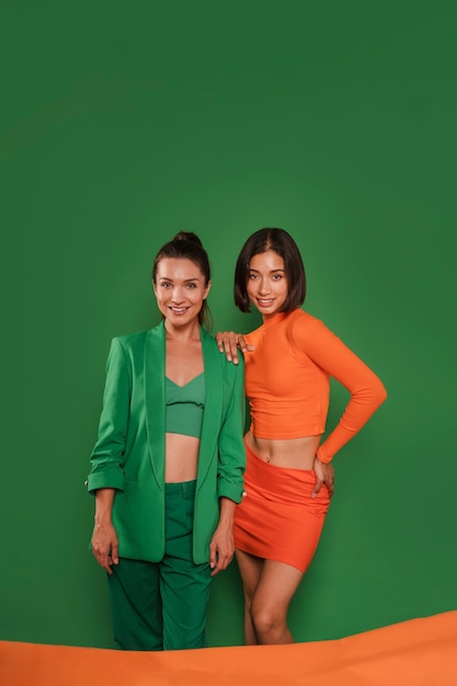 Photo medium shot women posing with green background