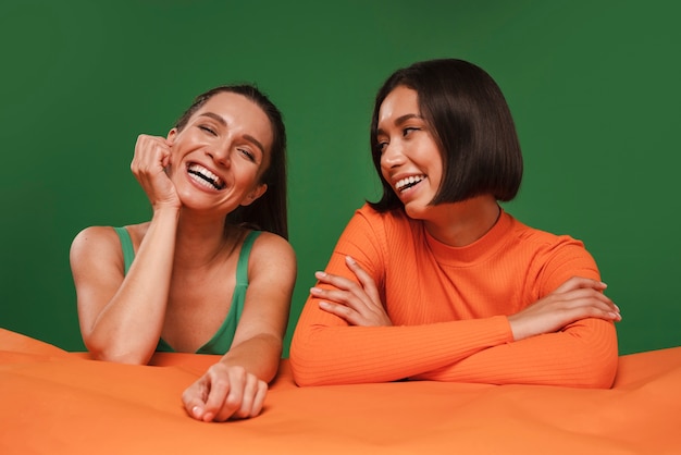 Photo medium shot women posing with green background