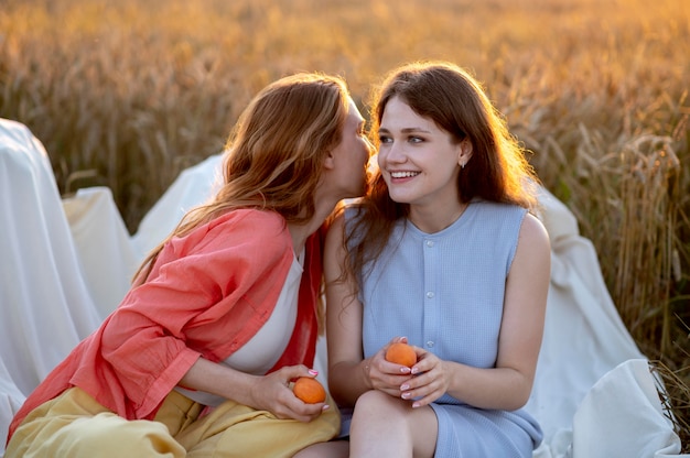 Photo medium shot women sitting together