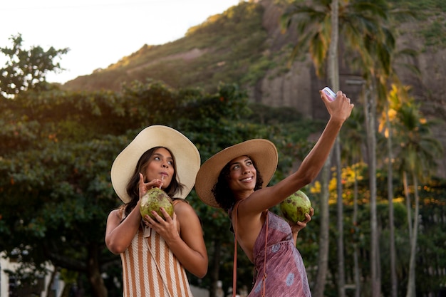 Foto donne di tiro medio che indossano abiti da vacanza