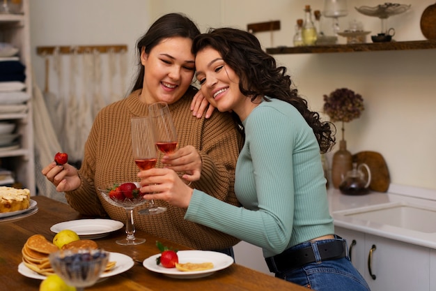 Photo medium shot women with delicious food