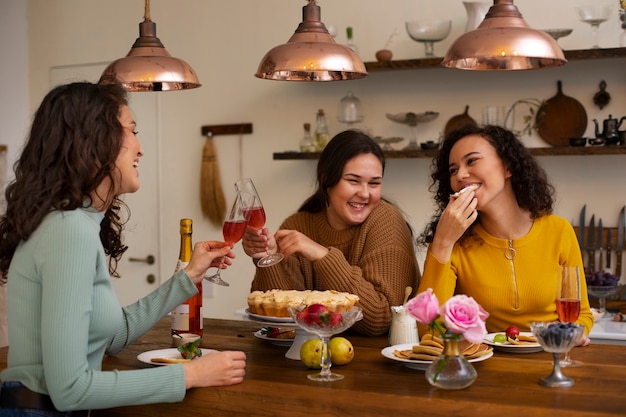 Photo medium shot women with delicious food