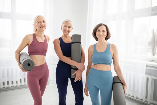 Foto donne di tiro medio con materassini da yoga