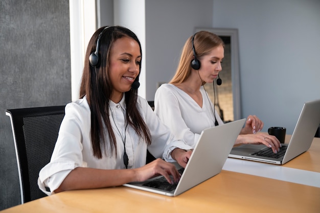 Foto donne di tiro medio che lavorano insieme