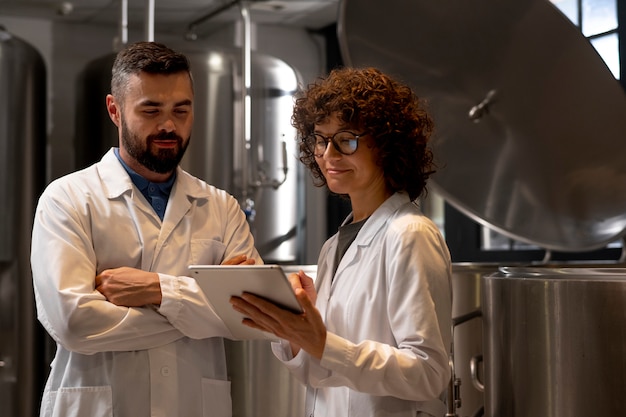 Foto colpo medio che lavora nella fabbrica di birra