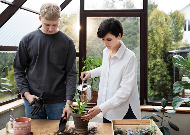 Photo medium shot young people gardening together