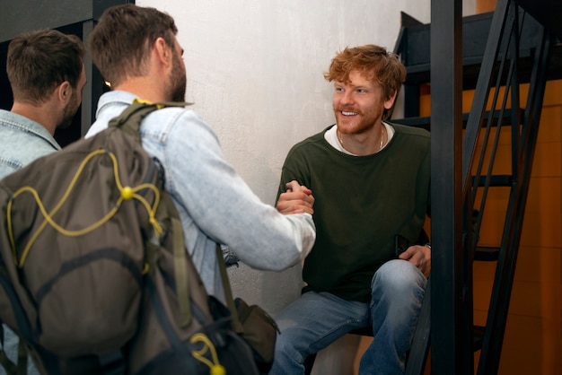 Photo medium shot young people in a hostel