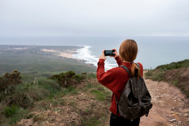 Photo medium shot young woman hiking