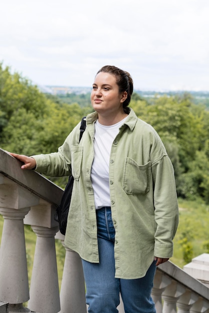 Photo medium shot young woman outdoors