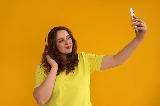 Foto giovane donna del colpo medio che prende selfie