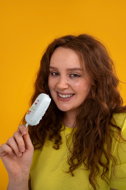 Foto giovane donna del colpo medio con il gelato