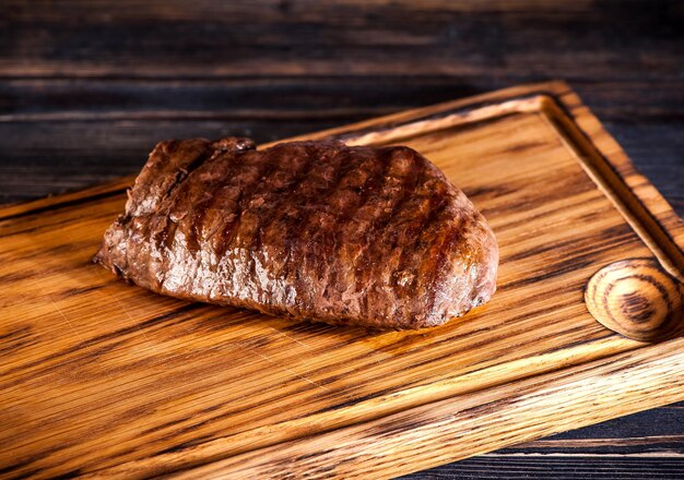 Medium zeldzame gegrilde Steak Ribeye op een houten plank