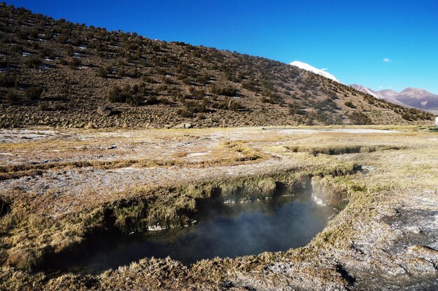 Foto geyser di medie dimensioni con poca attività di vapore in campo nel parco nazionale di sajama
