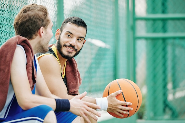 バスケットボールの試合の後に話しているMedn