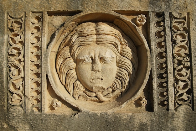 Рельеф Медузы в музее Андриаке в Демре, Анталия, Турция