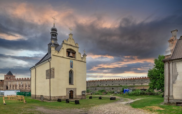 Medzhybish, Oekraïne 05.07.2021. St. Nicholas kerk op het grondgebied van het fort van Medzhybish, Oekraïne, op een bewolkte zomerochtend