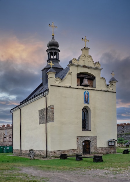 Medzhybish, Oekraïne 05.07.2021. St. Nicholas kerk op het grondgebied van het fort van Medzhybish, Oekraïne, op een bewolkte zomerochtend