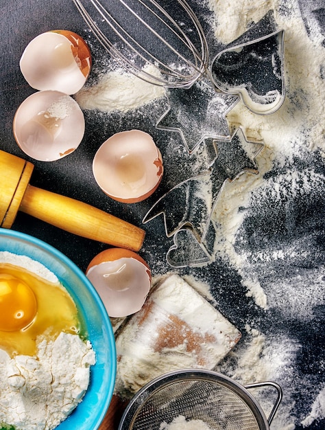 Foto meel, eieren en kookgerei