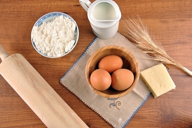 Meel, eieren en melk op een houten tafel