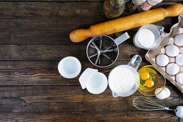 Foto meel met keukenaccessoires voor het maken van deeg deeg voor het bakken