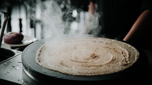 Foto meelblad in de pan waardoor chapati