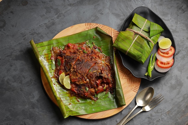 Meen Pollichathuまたは魚pollichathu、おいしいケララ料理、バナナの葉で調理したマサラの魚。