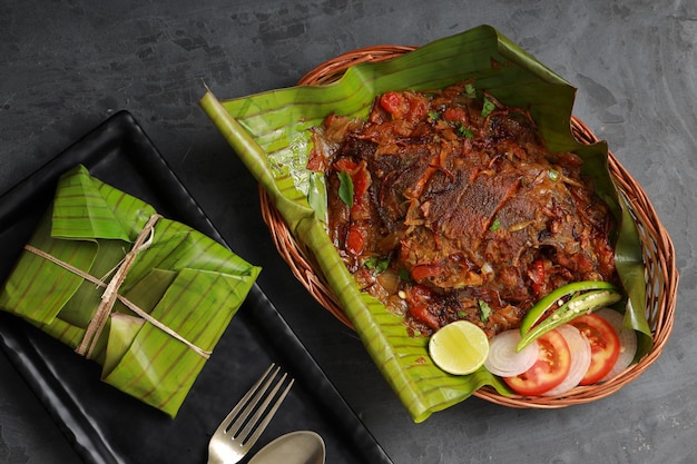 Meen Pollichathuまたは魚pollichathu、おいしいケララ料理、バナナの葉で調理したマサラの魚。