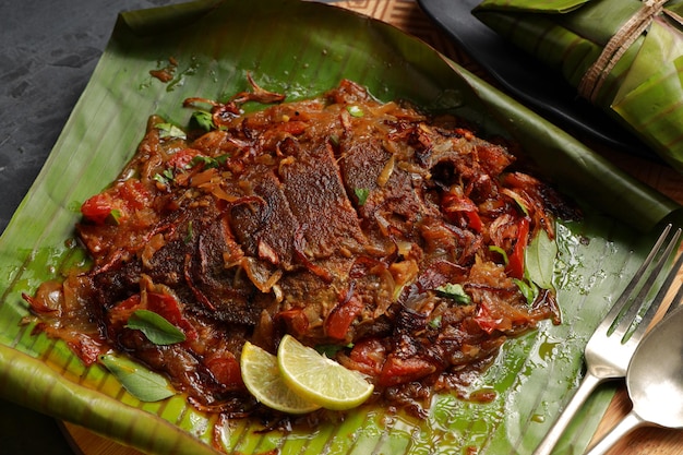 Фото meen pollichathu или fish pollichathu, вкусное блюдо из кералы, рыба с масала, приготовленная в банановом листе.