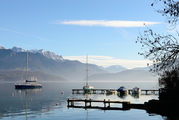 Meer Annecy in Frankrijk in de herfst bij zonsondergang