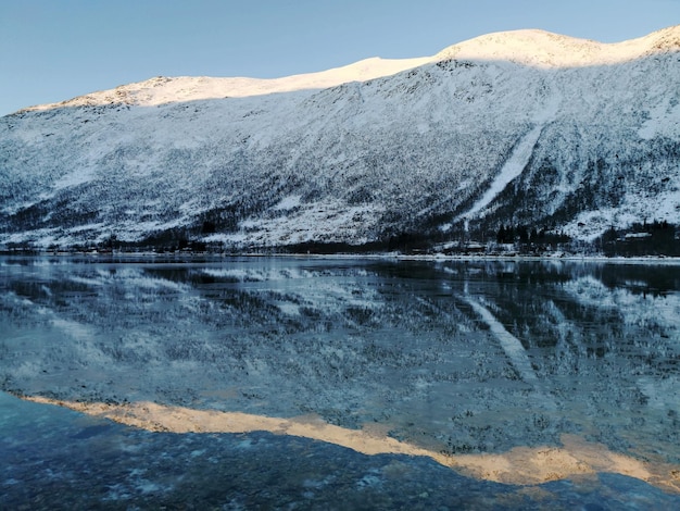 Meer bij besneeuwde heuvels in Kattfjorden, Noorwegen, gevangen in de winter