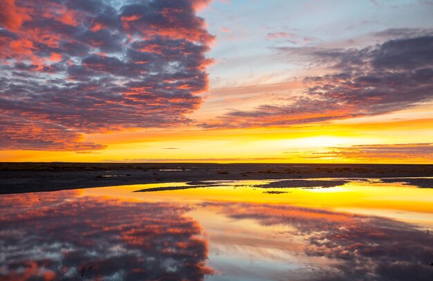 Meer bij zonsondergang