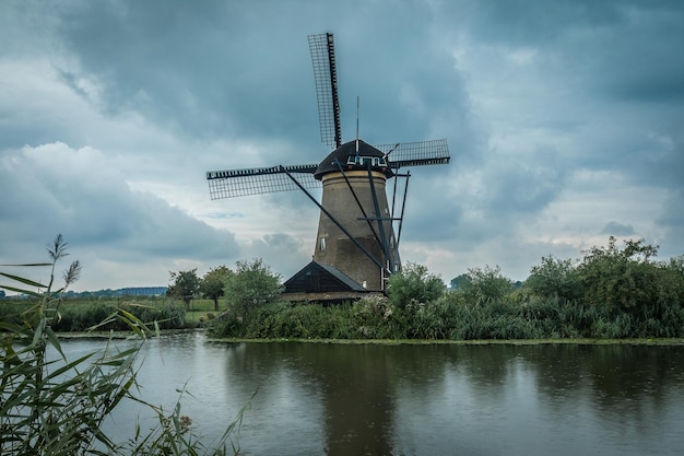 Foto meer door traditionele windmolen tegen de lucht